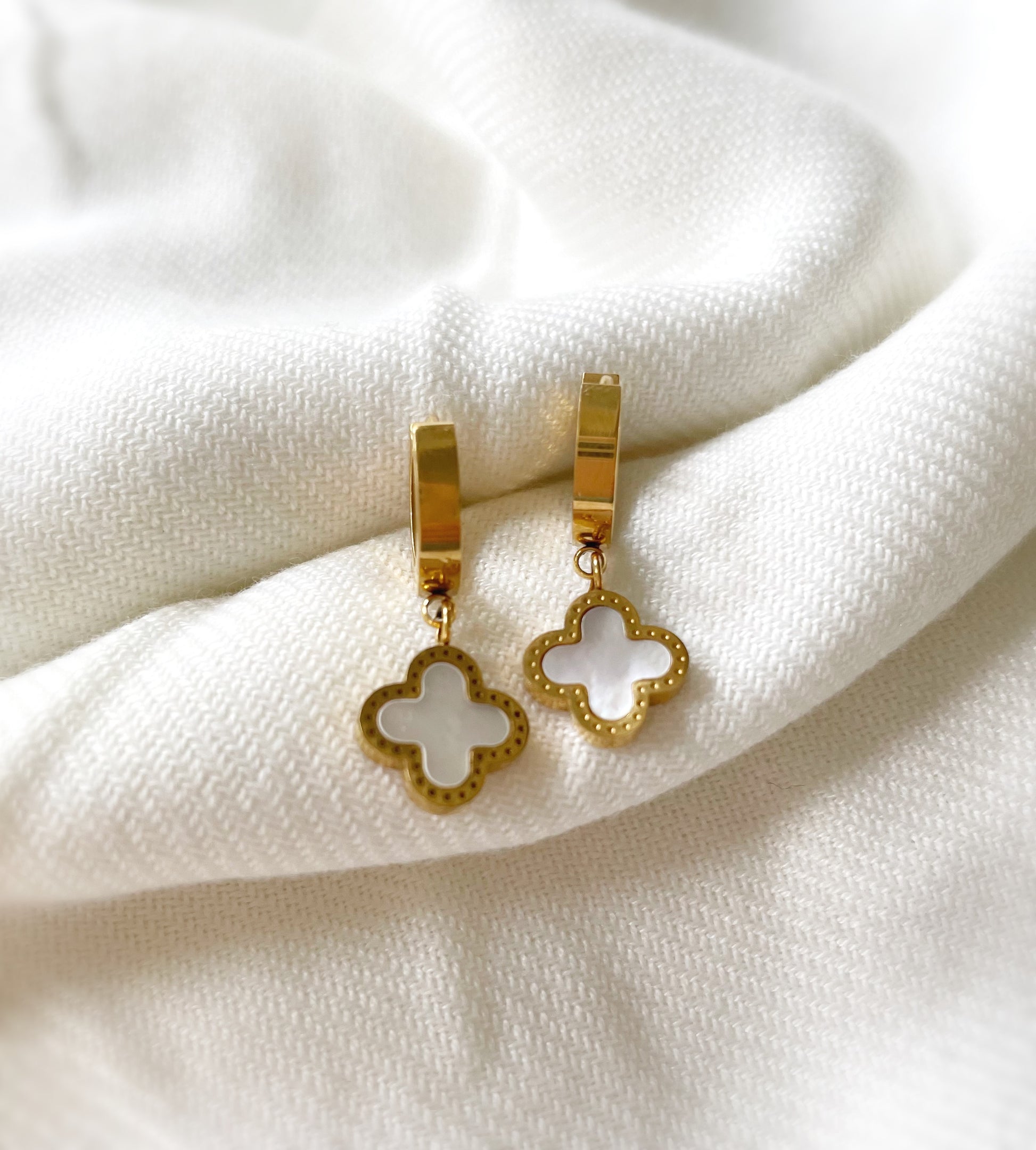 Unsere gold-cremen Josieslove Ohrringe von Love Pieces by JD der Onlineshop für hochwertigen Schmuck und Accessoires  Alt-Text bearbeiten