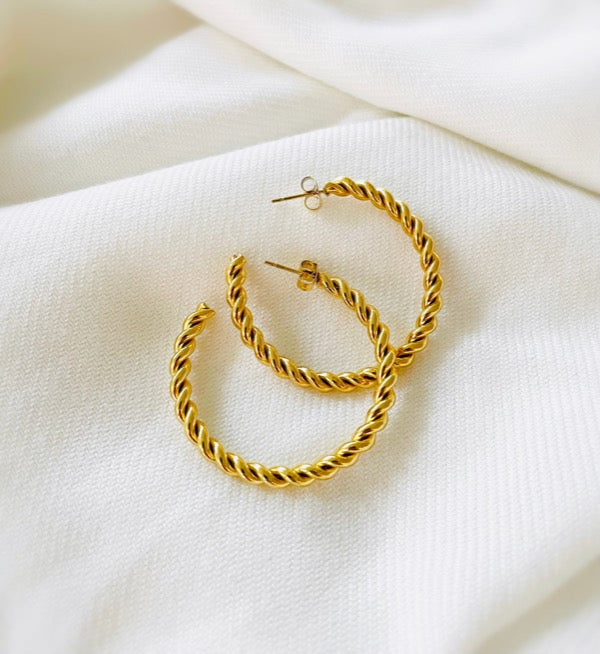 Unsere goldenen Twist Ohrringe von Love Pieces by JD der Onlineshop für hochwertigen Schmuck und Accessoires